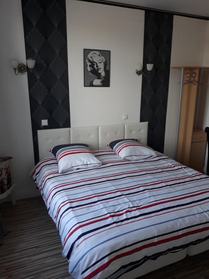 Hotel De La Gare Sainte-Gauburge-Sainte-Colombe Buitenkant foto