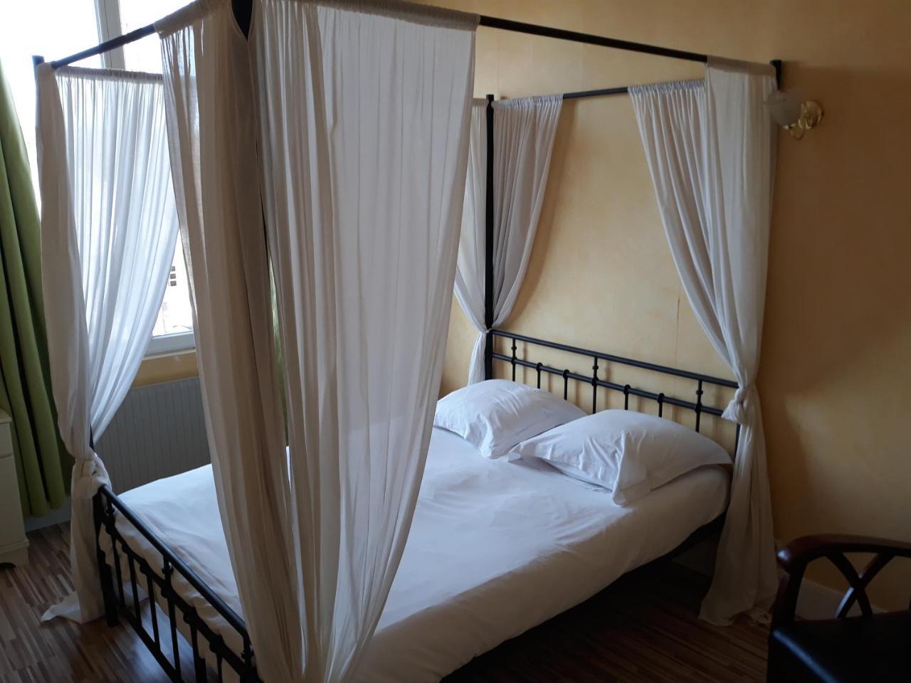 Hotel De La Gare Sainte-Gauburge-Sainte-Colombe Buitenkant foto